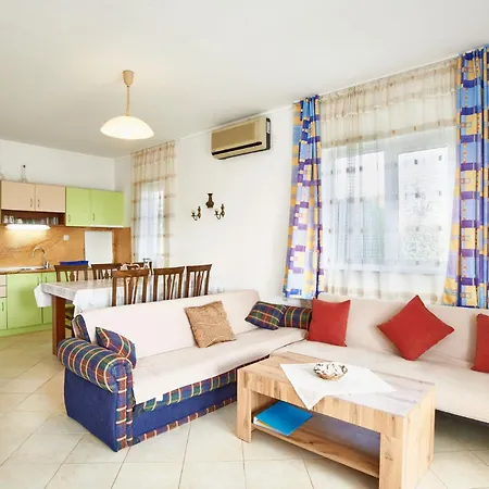 Life - 3 With Private Pool Holiday home Bryastovets